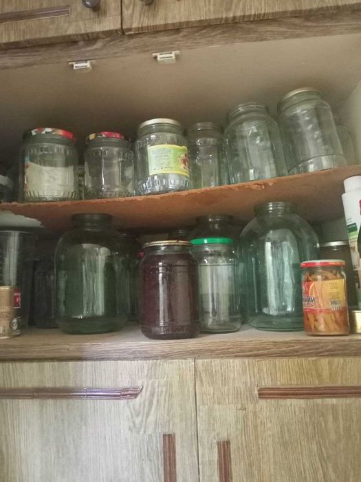 стеклянные банки.литровые двухлитровы.трехлитровые. и меньше.