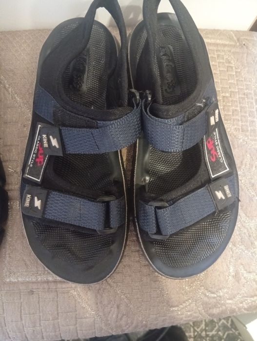 Обувь продается мальчику