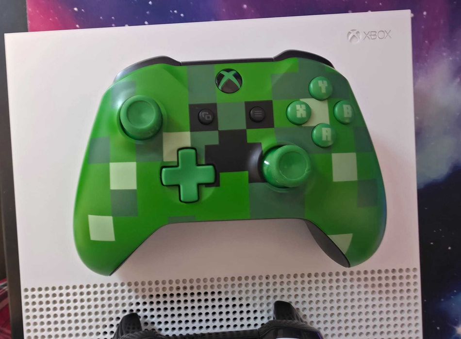 Consola Xbox One S , Stocare: 365GB + 2 Controllere (Ediție Minecraft) + Cabluri