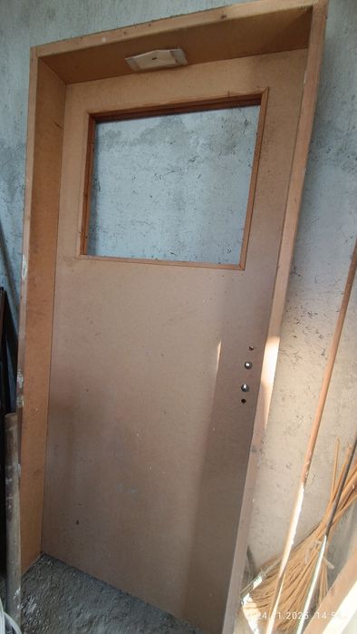 Продавам врата с каса