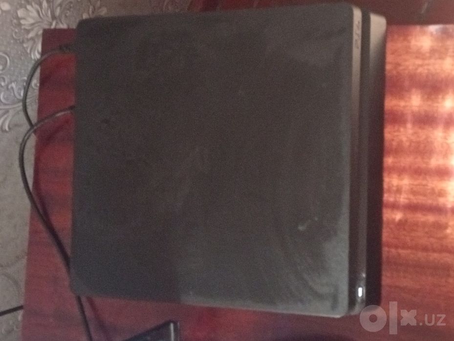 PlayStation 4. Slim. 500 два джойстика работает исправно без нареканий