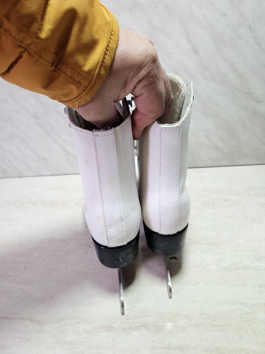 Patine 2068 gheata patinaj artistic  CCM  marime 35-36  ( 23,5   cm)
