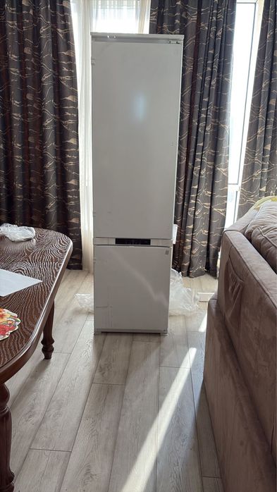 Продам б/у встраиваемый холодильник