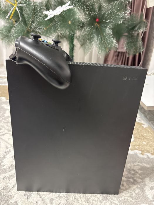 Продается xbox one x с джостикам