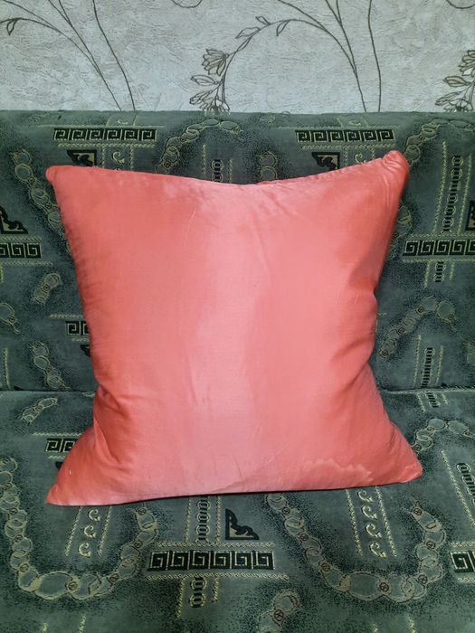 Подушки перьевые сверху атласный чехол