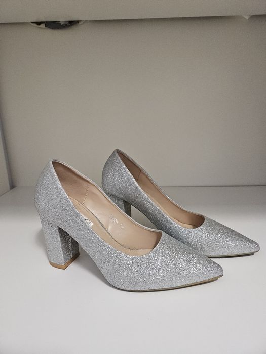 Pantofi argintii cu toc gros 38