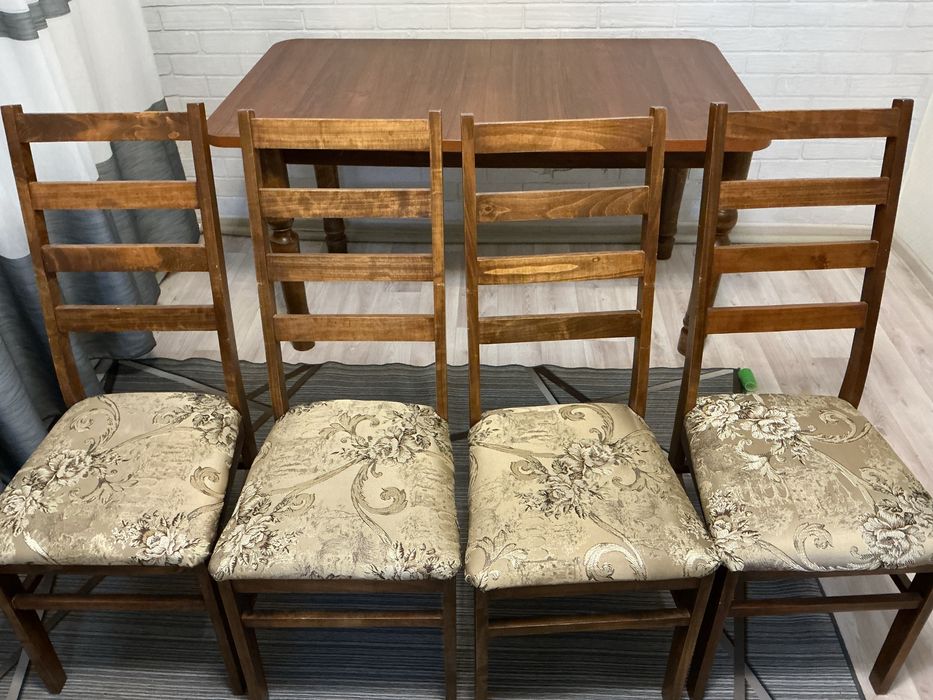 Продается шкаф со стульями