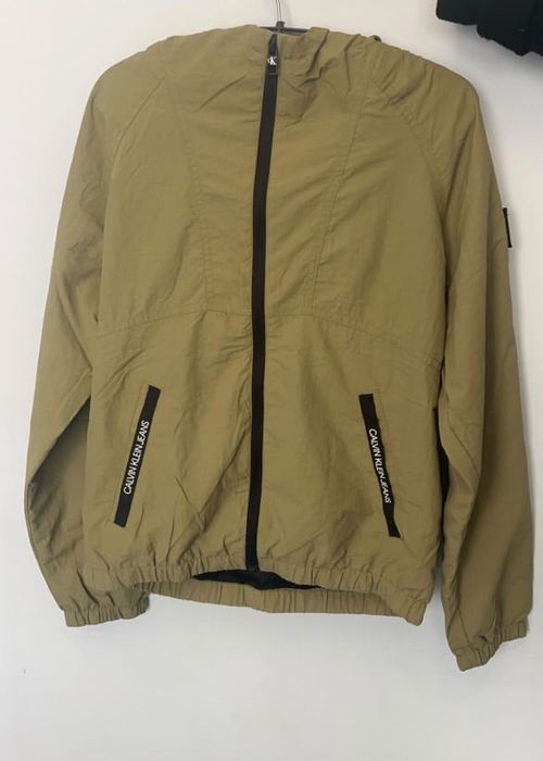 Продавам ветровка на calvin klein за дете до 12години!якето е за момче