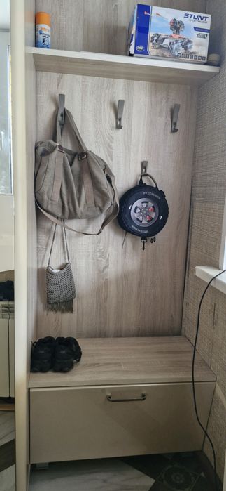 Прихожая молочного цвета