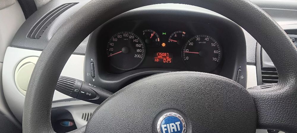 Vând Fiat punto 1,4 benzină