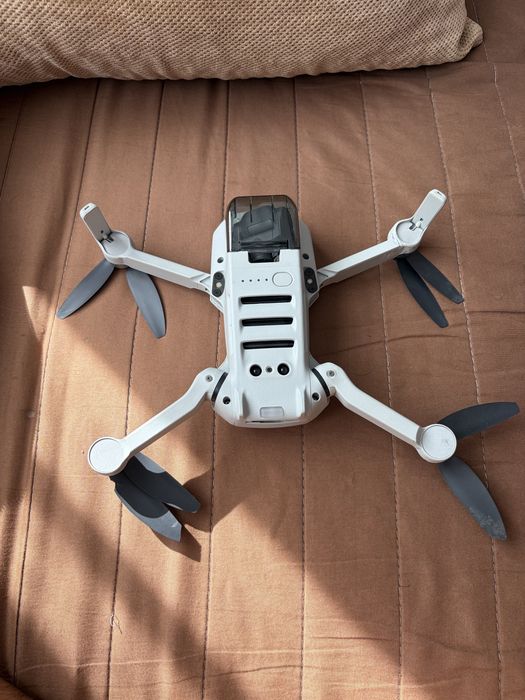 DJI Mini 2 SE + чанта (ползван броени пъти, забележка по рамото, лети отлично)
