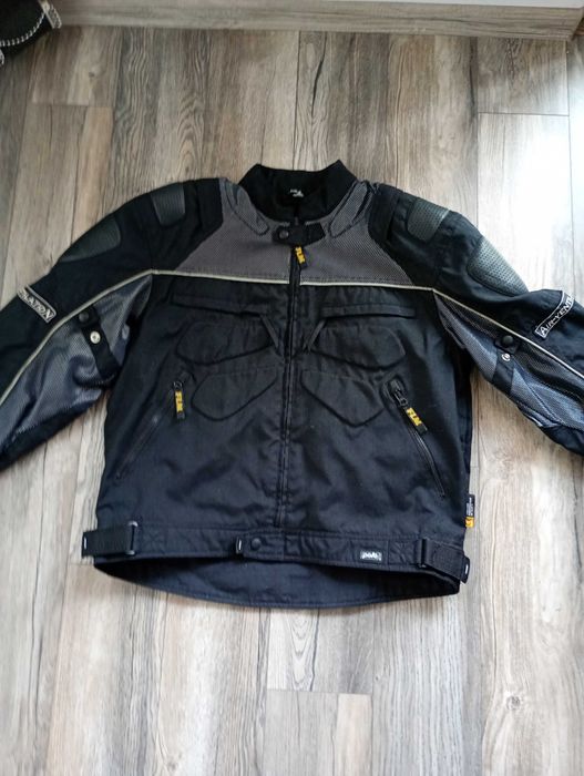 Продавам мъжко мотоциклетно яке XL