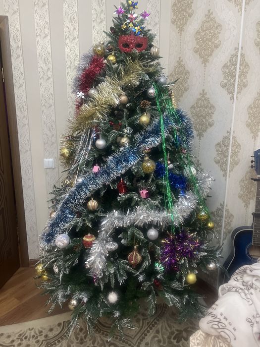 Елка болшая 1.90-2.00 метра пышная с  шишаами красивая