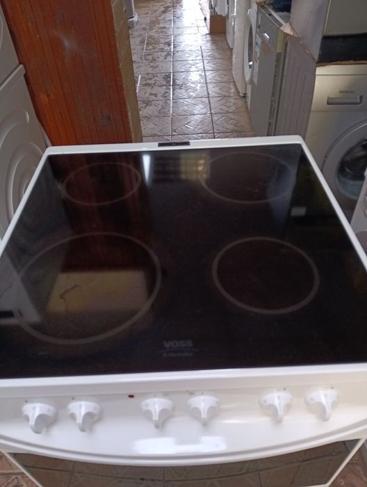 Свободно стояща печка с керамичен плот VOSS Electrolux 2 год.Гаранциия