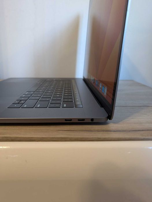 MacBook Pro 2019 6-Core i7 16GB Ram 250GB SSD Radeon 4GB Touchbar
