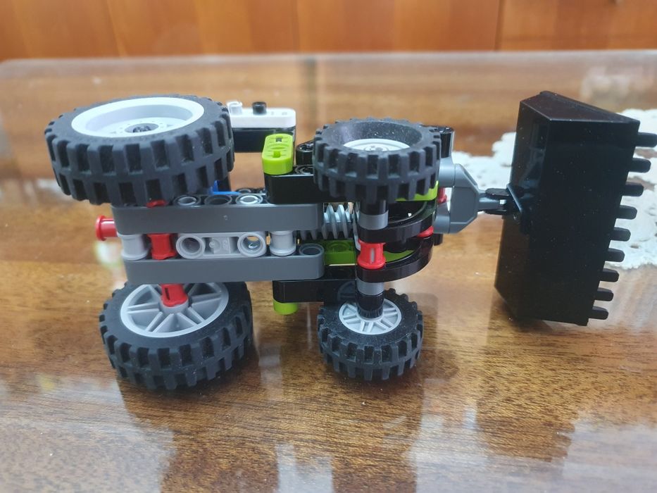Трактор LEGO Technic