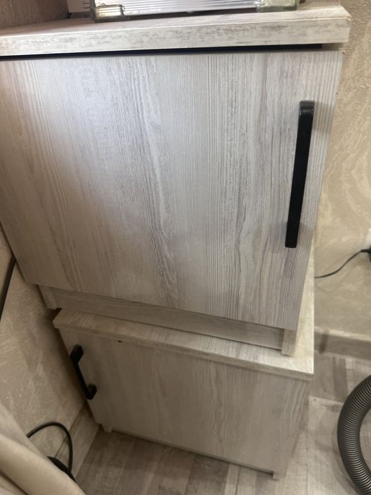 Два шкафчика маленькие возле кровати