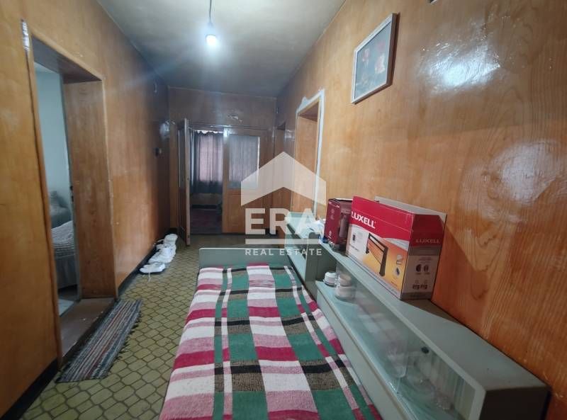 Двуетажна тухлена къща за продажба, с гараж и двор, в кв. Акации на гр
