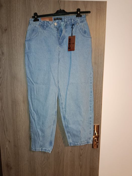 Blugi Trendyol cu etichetă