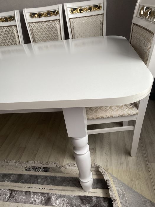 Үстел сатылады .