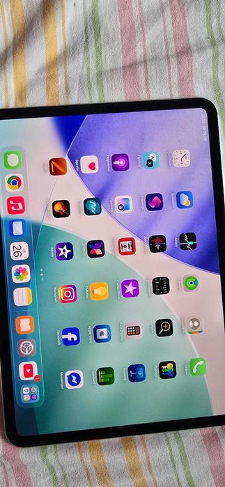 Продавам iPad Pro 11" 256GB (5-то поколение) + Apple Pencil Pro и зарядно