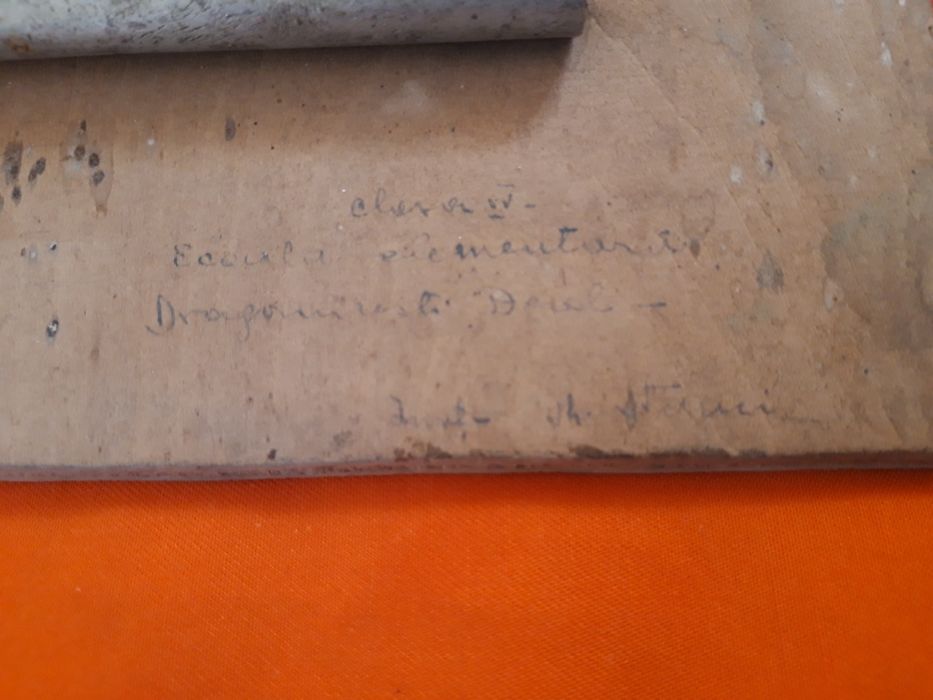 Tabla lemn cu metale feroase si neferoase, vintage.