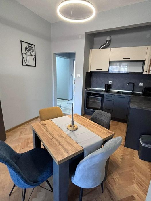 Дава се под наем Тристаен апартамент в София, Център - 90 кв.м за 1246.44 € - Снимка #1