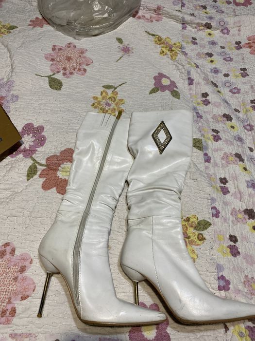 Сапоги белые на каблуках