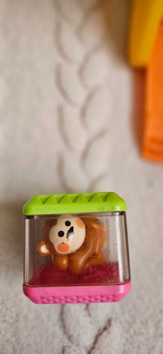 Музикален жираф на Fisher price с пет  кубчета