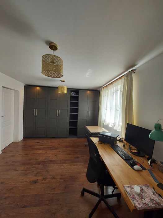 Casa moderna, spatioasa, ideala pentru familie numeroasa.