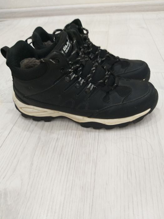 Продам кроссовки зимние