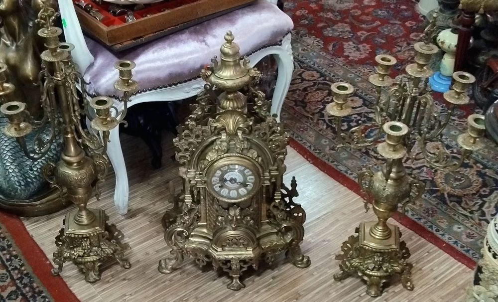 Старинен часовник с два свещника, много красива изработка!