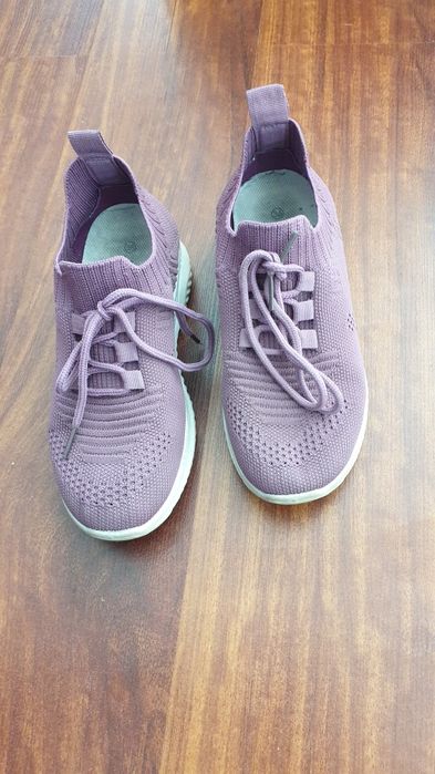 Продам кроссовки в хорошем состоянии .