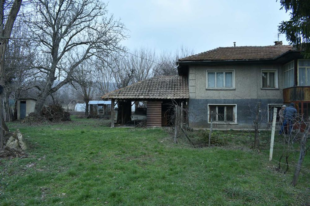 Отдавам/продавам дворно място с къща 6дка  в с.Драганово.