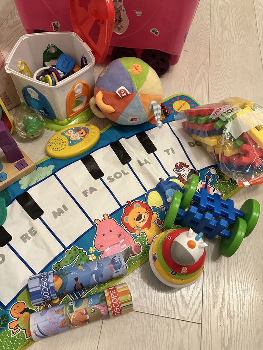 Продавам контейнер с детски играчки