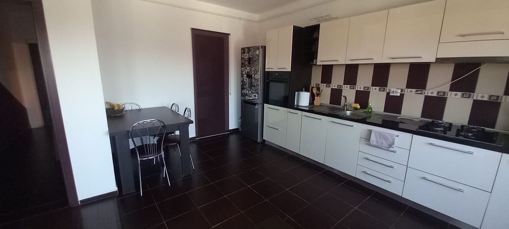 Proprietar închiriez apartament 3 camere pe două niveluri – fără comision – Girocului