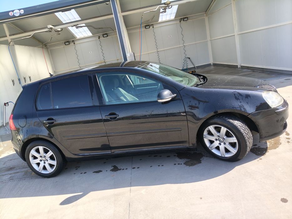 Vând golf 5                                   .