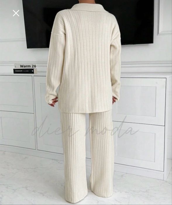 Дамски плетен костюм с двойно закопчаване пасва на размери от  С до Л