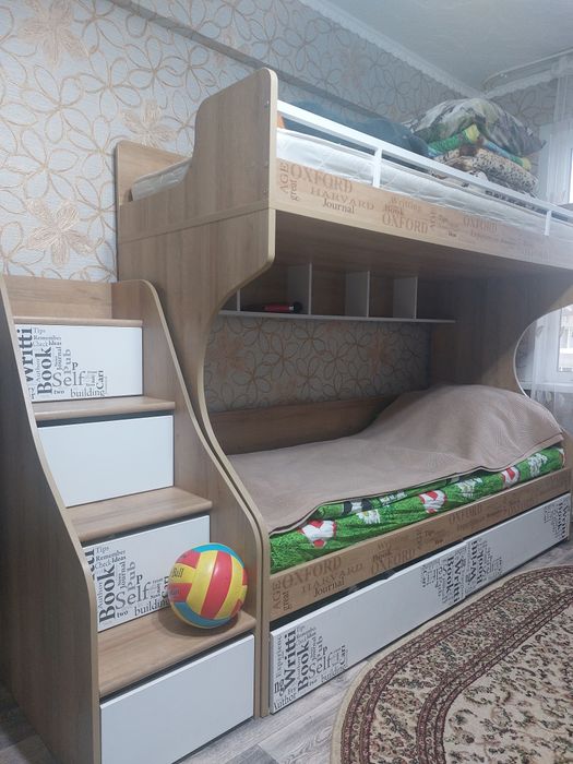 Продам двух ярусную кровать с тумбой, ортопедическими матрацами