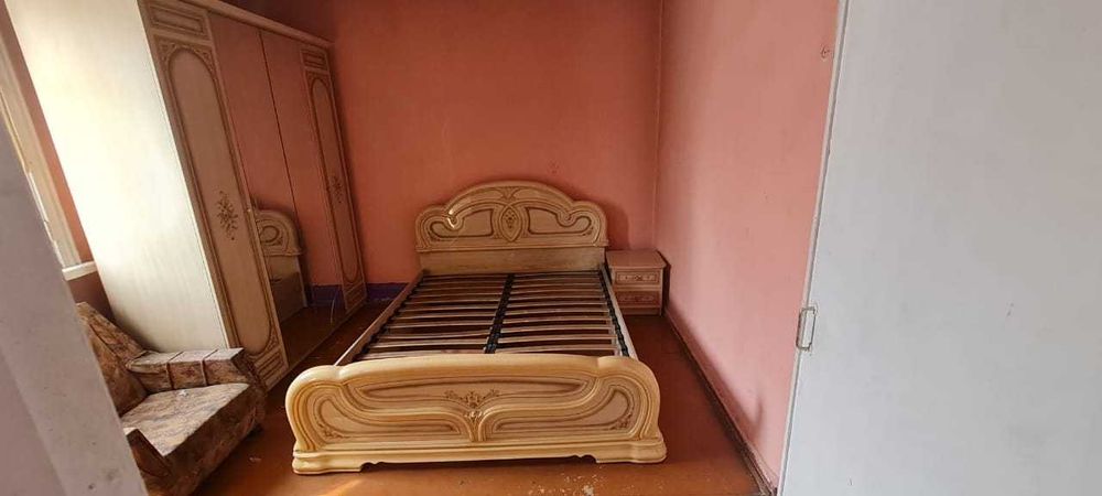 Продается спальный гарнитур