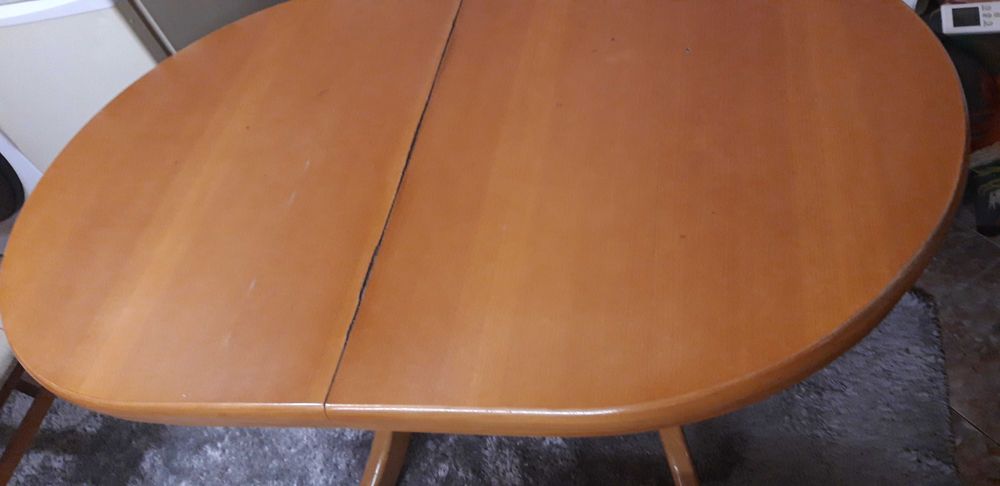 Елипсовидна дървена маса