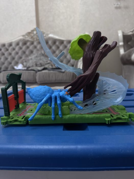 Трасса “Hot Wheels” с пауком