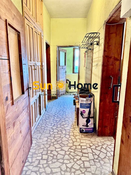 Масивна четириетажна тухлена къща с двор в идеалния център