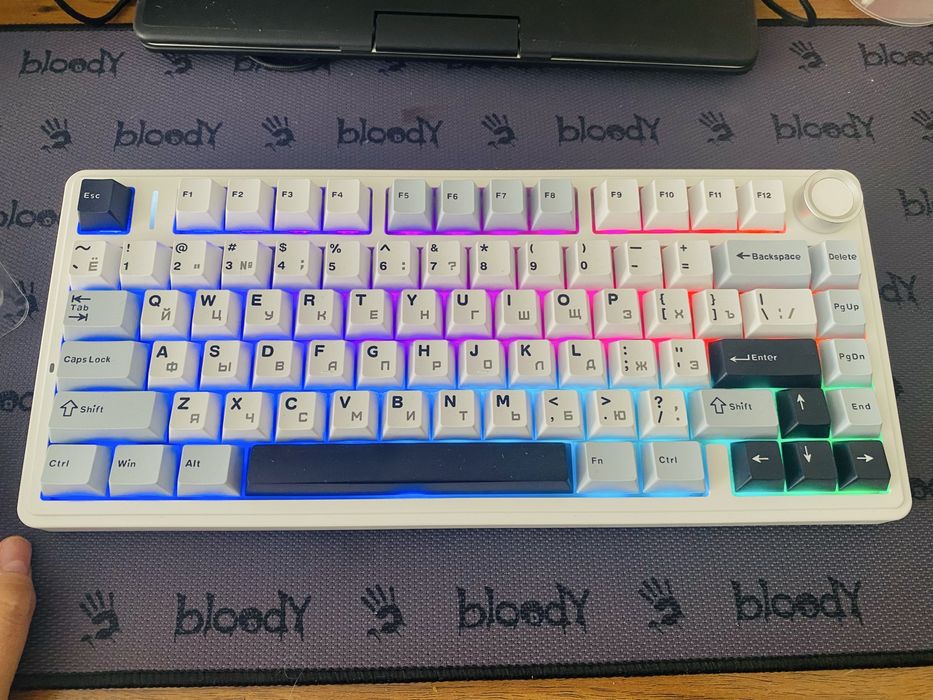 Продам игровую беспроводную клавиатуру с режимом RGB подсвекткой !