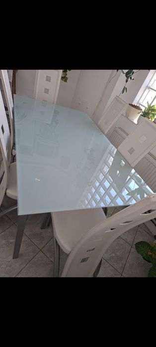 Vând masa  plus 6 scaune