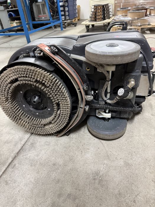 Продавам Машина за почистване на подови настилки