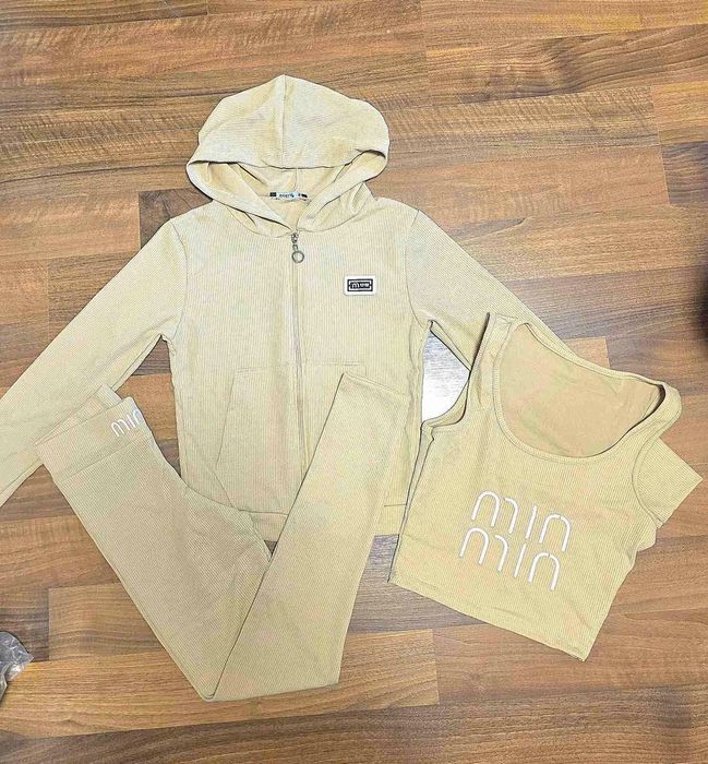 Комплект от 3 части 

Кафяв - М

24 евро ( сложете си надценка )