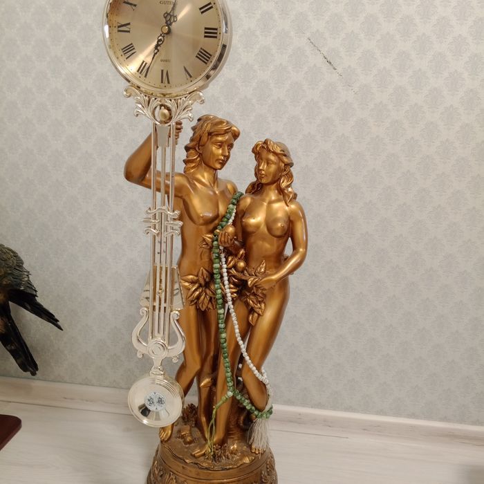 Продам сувенир статуэтка с часами