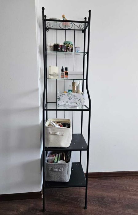 Vând etajeră cu rafturi metalice și sticlă – stare bună