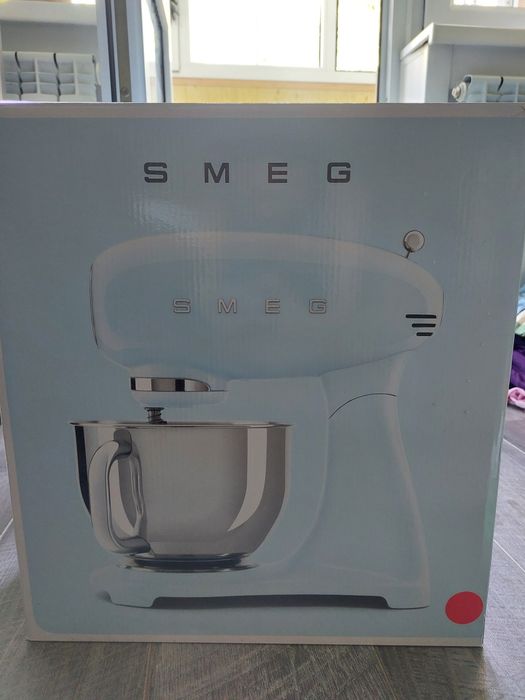 Планетарный Миксер Smeg красного цвета